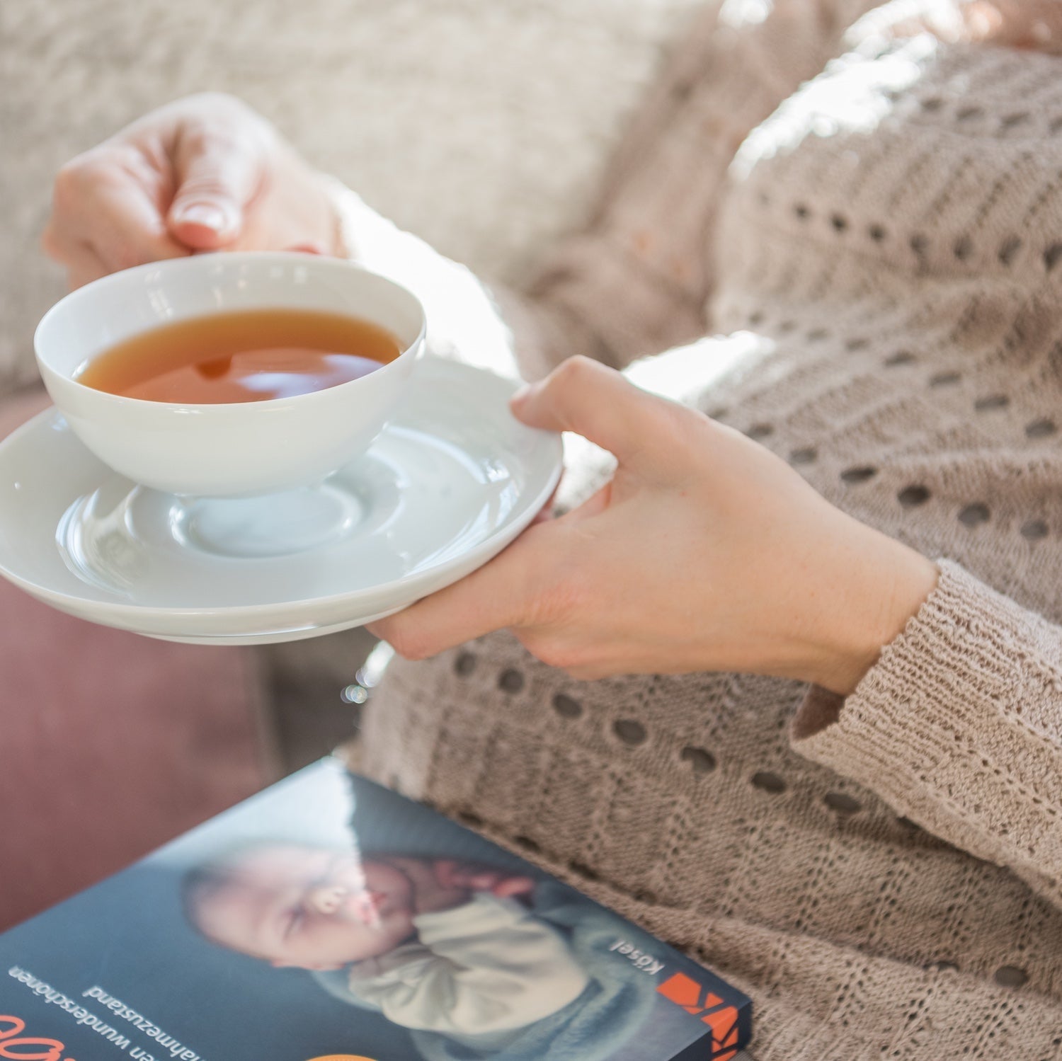 Unsere Schwangerschaftstees gibt es in drei Sorten – abgestimmt auf jedes Trimester. Mit Rooibos unterstützen sie das Wohlbefinden und helfen, typische Schwangerschaftsbeschwerden zu lindern.