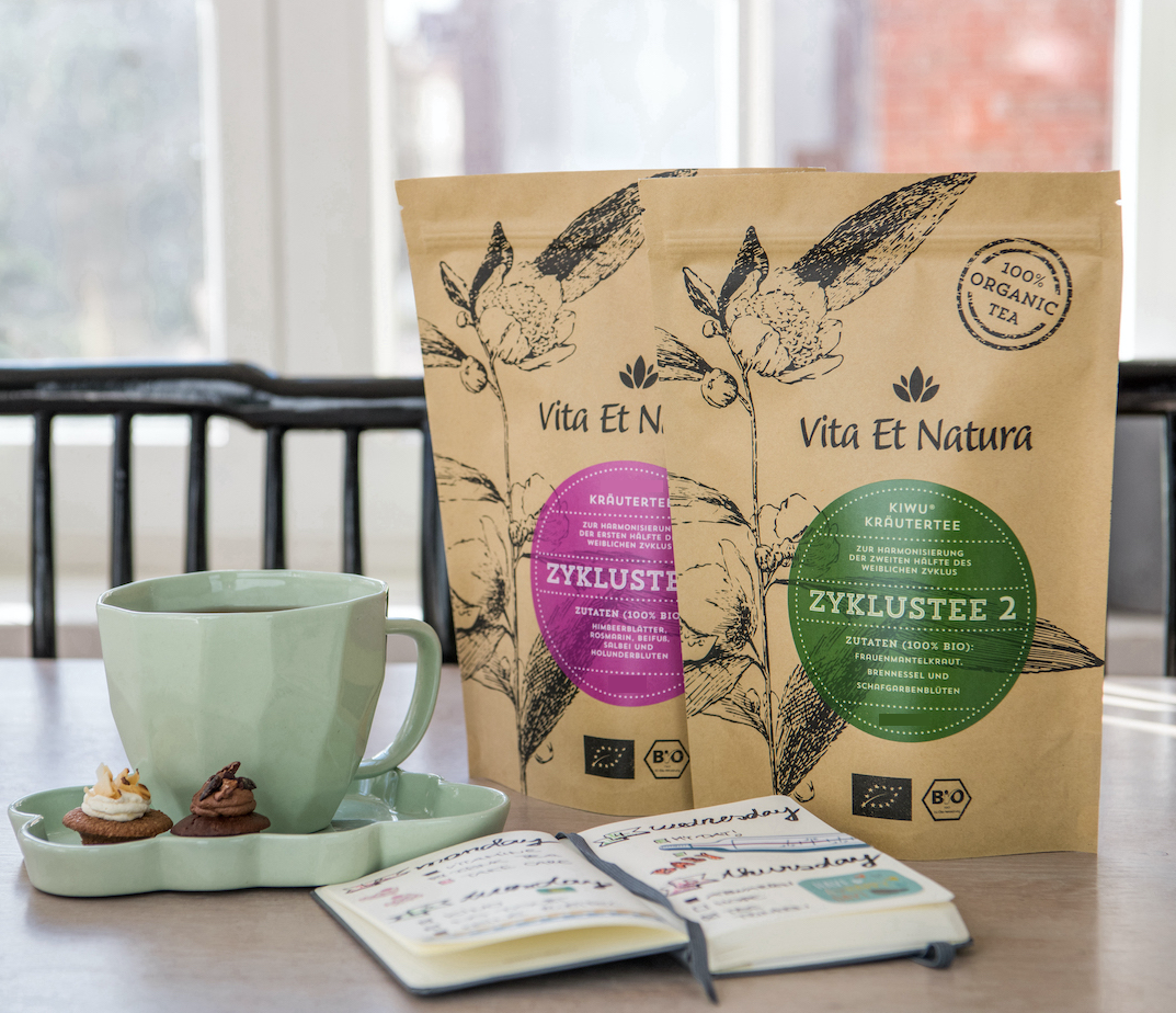 Hier kannst du ein Sparpaket mit Zyklustee 1 und 2, jeweils in der 100g Tüte. Dazu sieben Eisprung-Teststreifen und drei Schwangeschaftsteststreifen